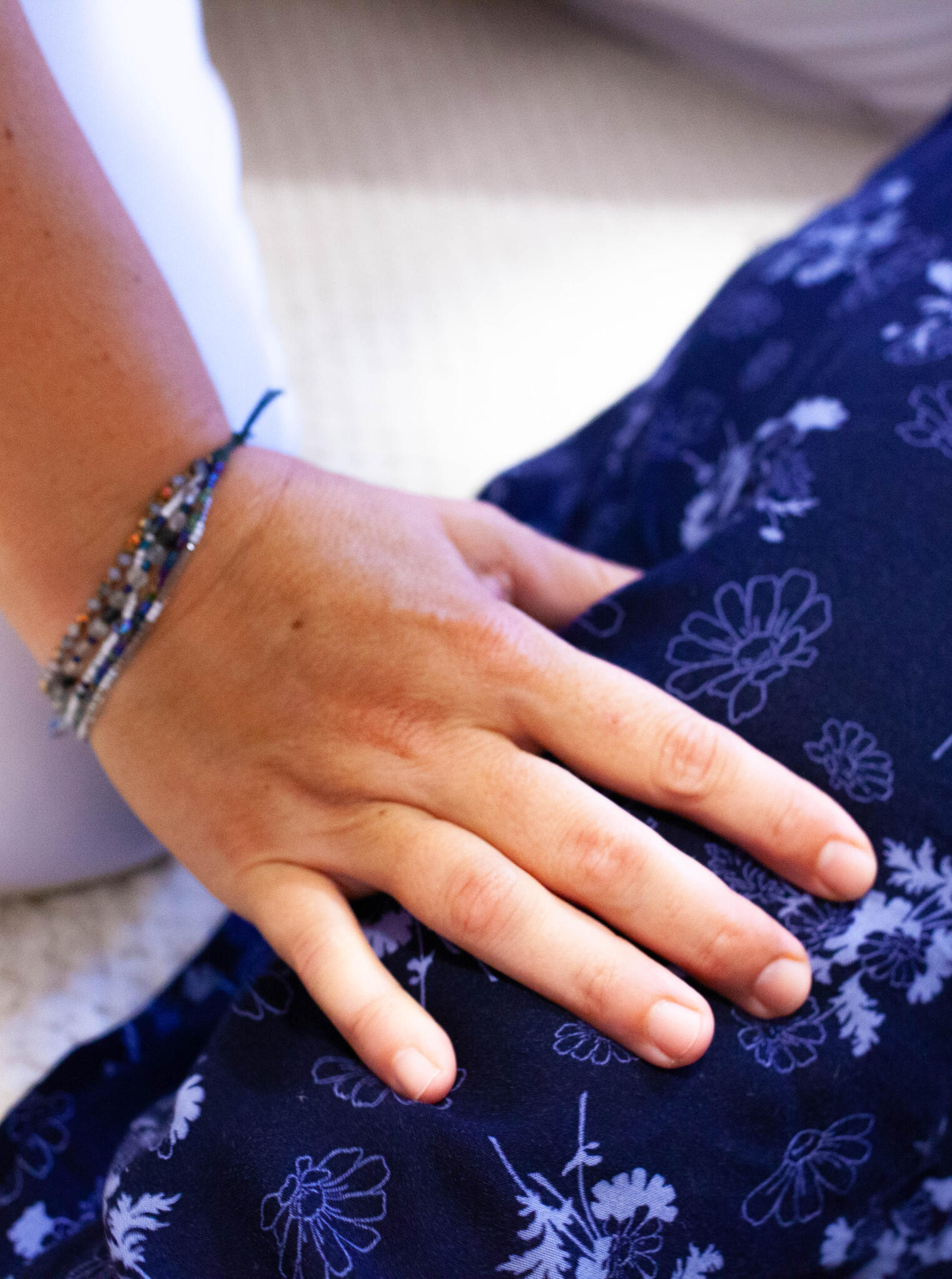 Shiatsu terapie – jemný dotyk pro harmonii těla a mysli Detail ruky terapeuta během shiatsu masáže zaměřené na harmonizaci energie a uvolnění napětí. Přirozený dotyk pomáhá obnovit rovnováhu těla i mysli.