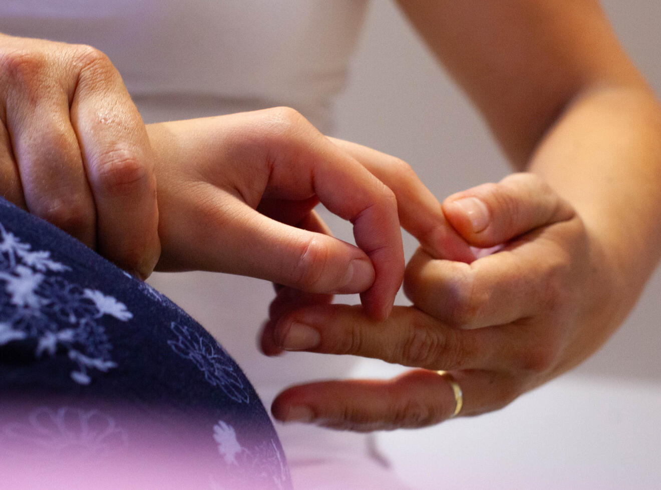 Shiatsu masáž rukou – uvolnění napětí a energetická rovnováha Detail terapeuta provádějícího shiatsu masáž rukou. Technika pomáhá uvolnit napětí, zlepšit průtok energie a podpořit hlubokou relaxaci klienta.