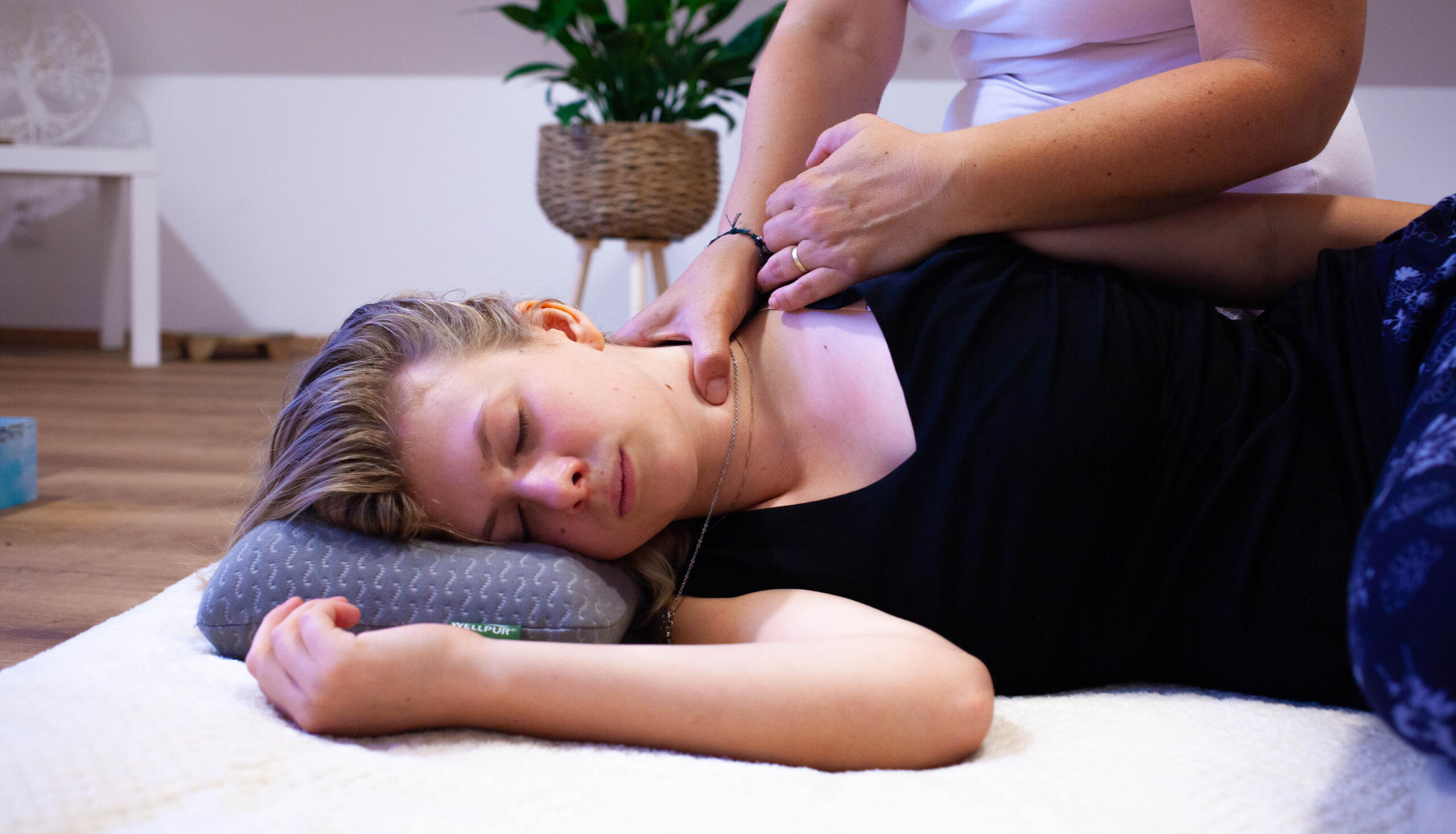 Shiatsu průběh diagnostiky – hmatová diagnostika, zjištění kořenu problémů Detail na klienta při masáži krku. Terapeut odhaluje problémy pomocí hmatových technik, tímto způsobem zjistí která část těla potřebuje nejvyšší péči.